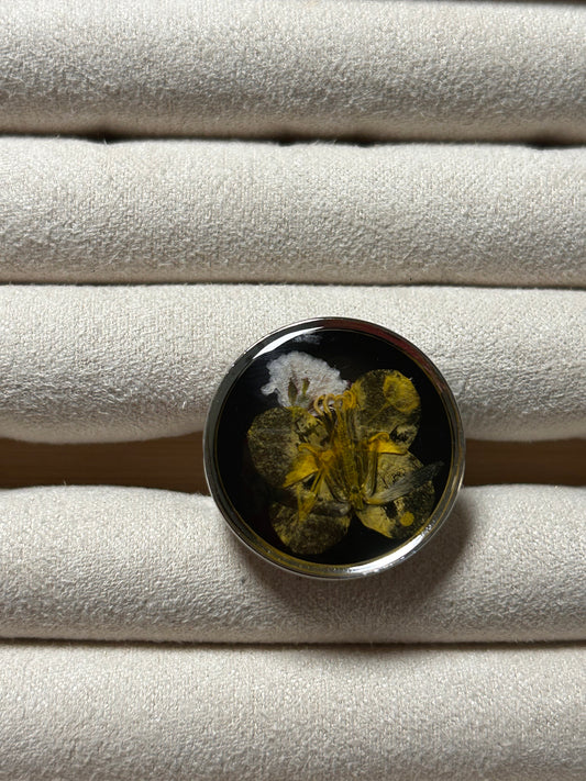 Adjustable flower ring