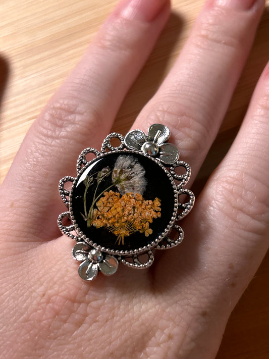 Adjustable flower ring